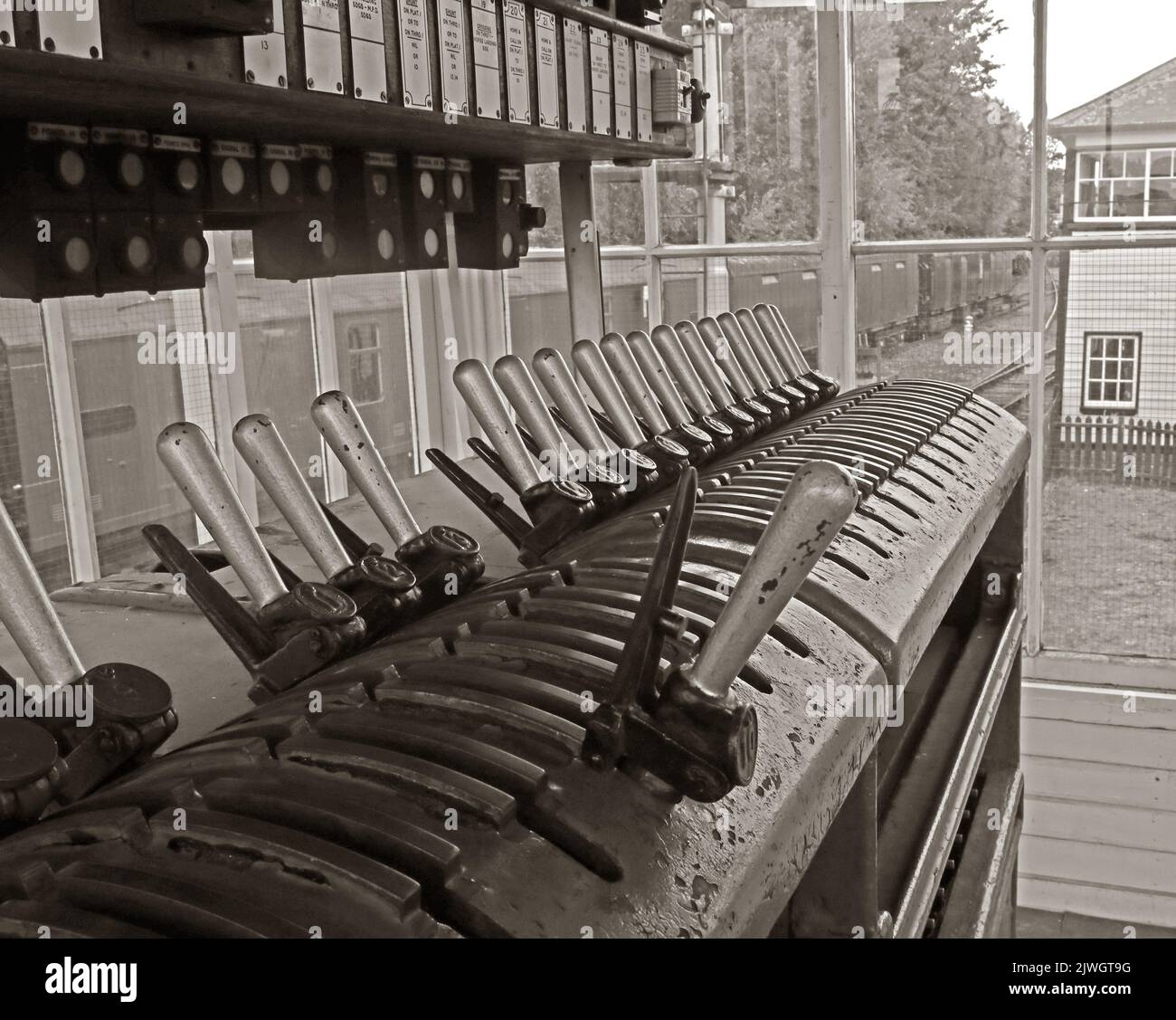 Immagine a seppia delle leve e del telaio della scatola di segnalazione elettrica, Crewe, Cheshire, Inghilterra, Regno Unito, CW1 2DB Foto Stock