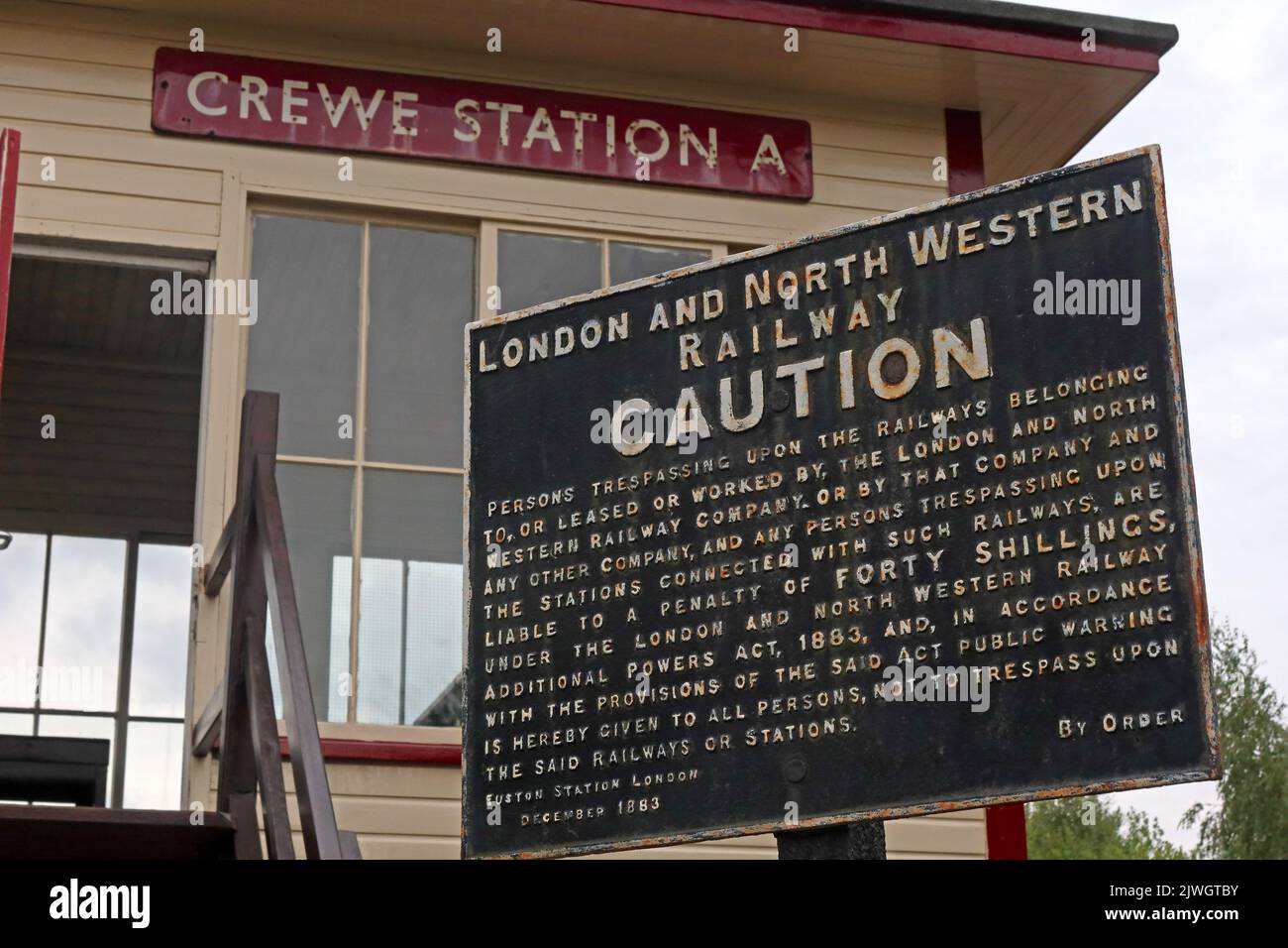 Stazione Crewe Una scatola di segnale e LNWR Londra e North Western Railway, segnale di attenzione, nessun trasgressione a Crewe, Cheshire, Inghilterra, UK, CW1 Foto Stock