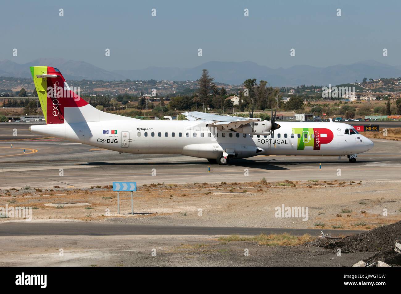 Un TAP Express ATR 72 pronto per il volo di ritorno a casa sua, Lisbon.TAP Express è un marchio di compagnia aerea regionale portoghese per TAP Air Portugal che gestisce rotte a corto e medio raggio. Foto Stock
