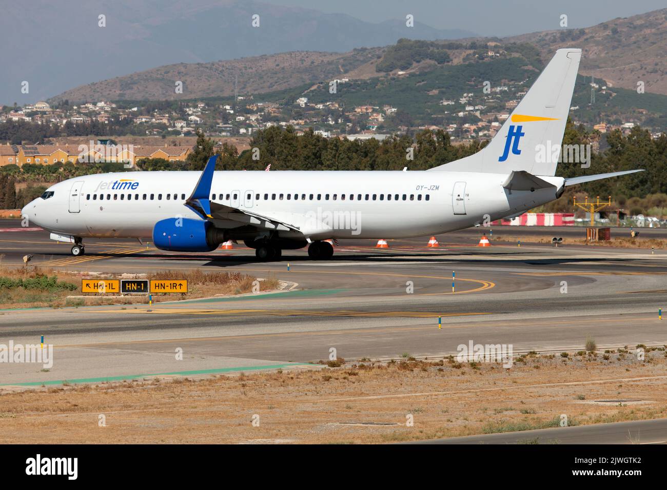 Un Boeing Jettime 737-800 nell'aeroporto di Malaga Costa del Sol. Jettime A/S è una compagnia aerea danese con sede a Copenhagen Airport. Il 21 luglio 2020, Jet Time ha annunciato di aver presentato una domanda di fallimento. Foto Stock