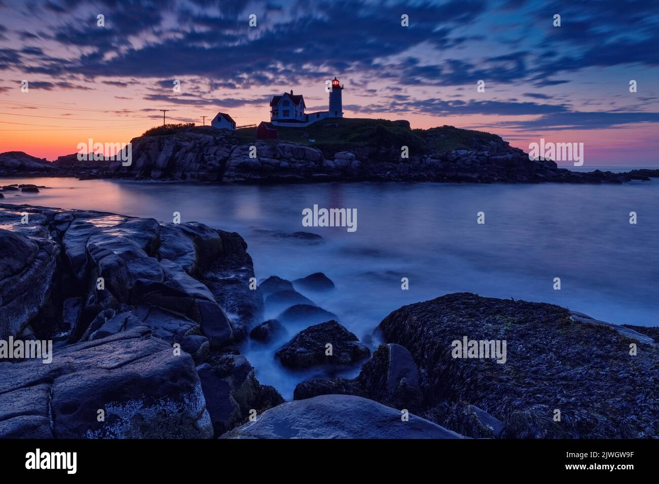 Alba di prima mattina sul faro di Nubble, York, Maine. Foto Stock