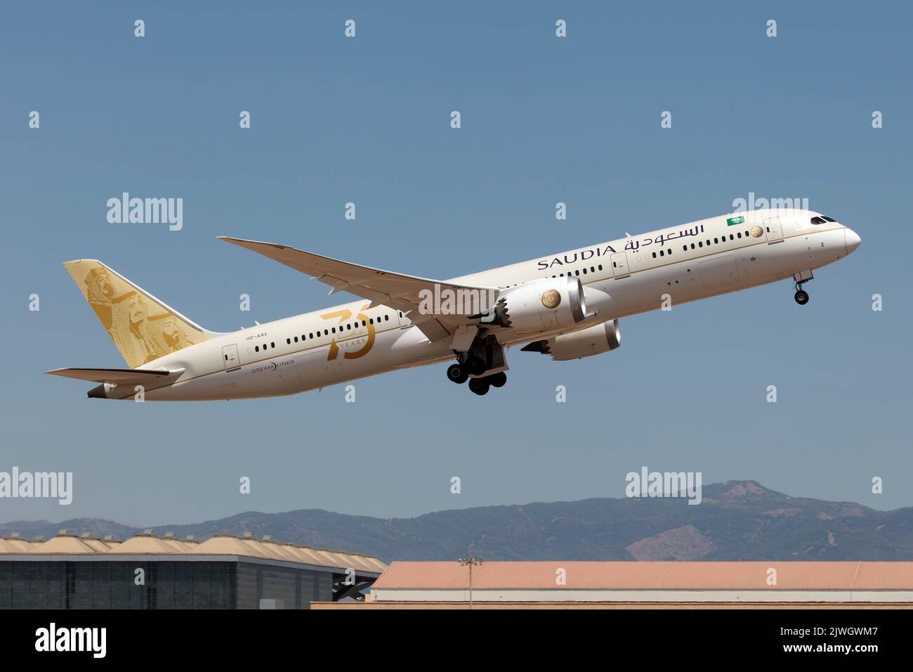 Malaga, Spagna. 21st ago, 2022. Saudi Arabian Airlines Boeing 787-9 Dreamliner lascia l'aeroporto di Malaga Costa del Sol. Saudia, precedentemente nota come Saudi Arabian Airlines, è il vettore di bandiera dell'Arabia Saudita, con sede a Jeddah. (Foto di Fabrizio Gandolfo/SOPA Images/Sipa USA) Credit: Sipa USA/Alamy Live News Foto Stock