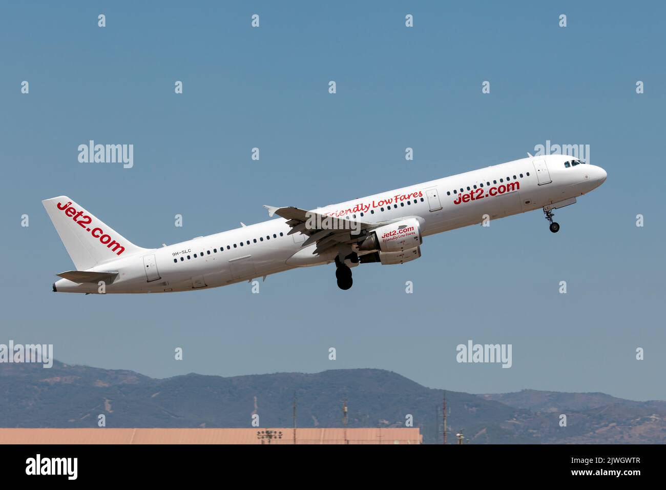 Un Airbus Jet2.com (SmartLynx Malta) 321 decade dall'aeroporto di Malaga.SmartLynx Airlines Limited è una compagnia aerea charter che opera voli in leasing, voli charter di vacanze e voli charter passeggeri ad hoc in Europa, Africa e Asia. Jet2 è una compagnia aerea britannica low-cost per il tempo libero che offre voli di linea e charter dal Regno Unito. Dal 2022, è la terza compagnia aerea di linea più grande del Regno Unito, dietro EasyJet e British Airways. Jet2.com è anche ufficialmente il secondo tour operator più grande del Regno Unito dietro TUI. (Foto di Fabrizio Gandolfo/SOPA Images/Sipa USA) Foto Stock