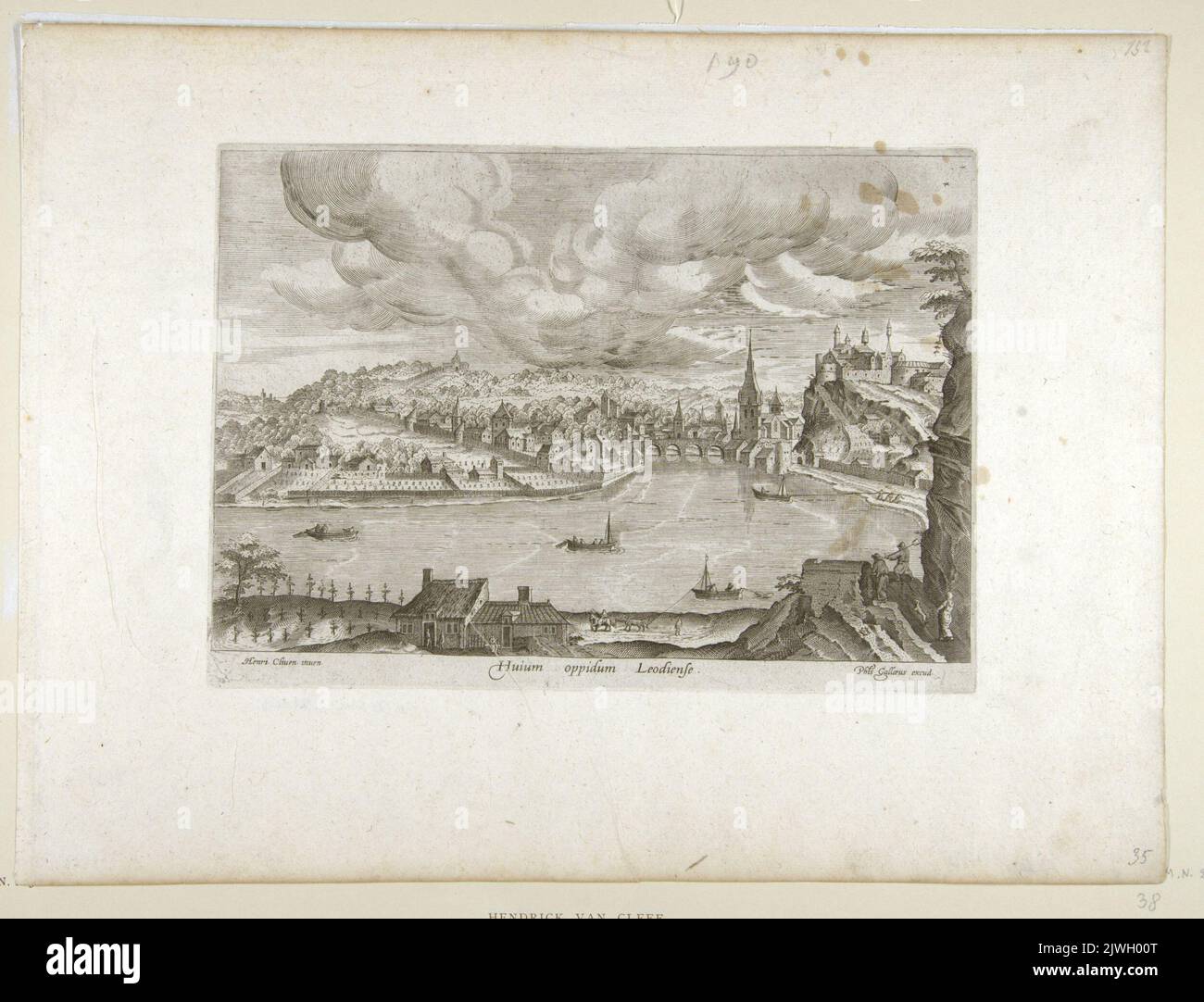 Huium oppidum Leodiense. Vista panoramica della città di Huy in Belgio dal fiume Mosa con un castello sulla collina sulla destra. Galle, Theodor (1571-1633), artista grafico, Galle, Philips (1537-1612), Artista grafico, Cleve, Hendrick van, III (ca 1525-1589), disegnatore, cartoonista Foto Stock