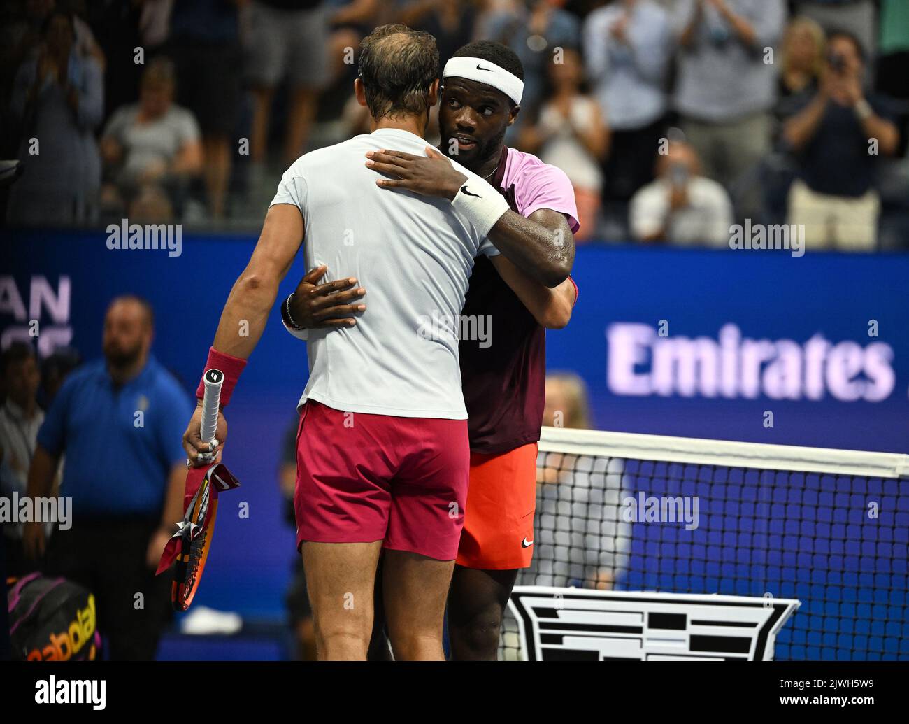 Queens, New York, Stati Uniti. 05th Set, 2022. **NO NY NEWSPAPERS** Frances Tiafoe reagisce dopo aver sconfitto Rafael Nadal durante il 2022 US Open all'eh USTA Billie Jean King National Tennis Center il 5 settembre 2022 a Queens, New York City. Credit: Mpi04/Media Punch/Alamy Live News Foto Stock