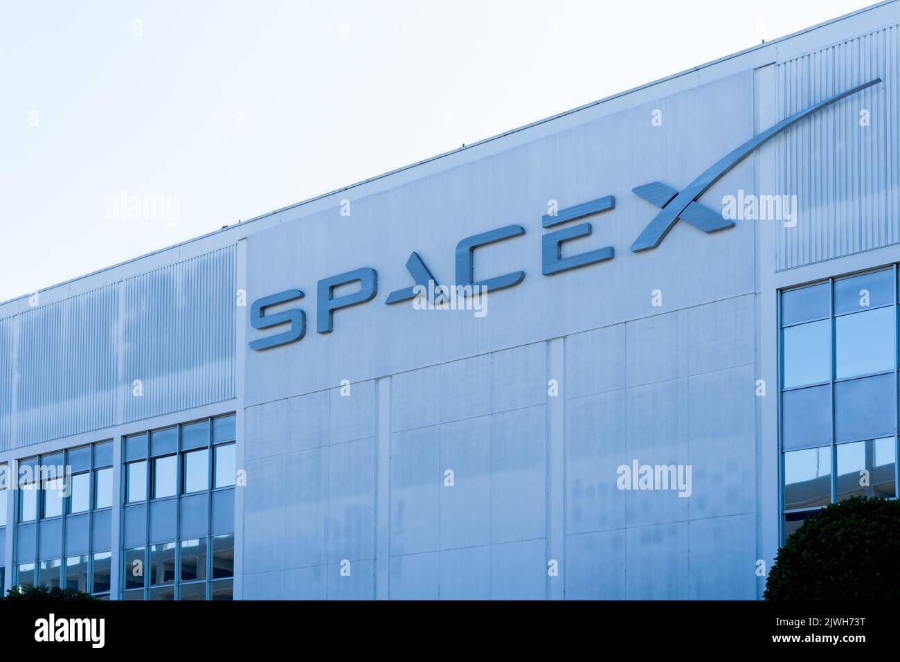 Hawthorne, California, Stati Uniti - 5 luglio 2022: Primo piano del cartello SpaceX presso la sede centrale di Hawthorne, California. Foto Stock