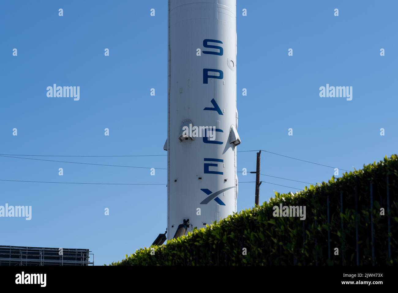 Hawthorne, California, Stati Uniti d'America - 5 luglio 2022: SpaceX primo razzo Falcon 9 che è tornato sulla Terra eretto di fronte al quartier generale di SpaceX Foto Stock