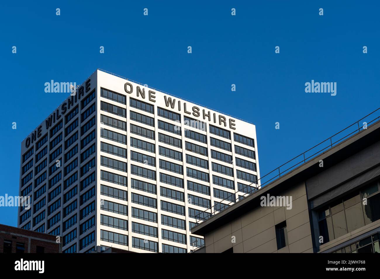 Los Angeles, California, USA - 5 luglio 2022: Un edificio Wilshire a Los Angeles, California, USA. Foto Stock