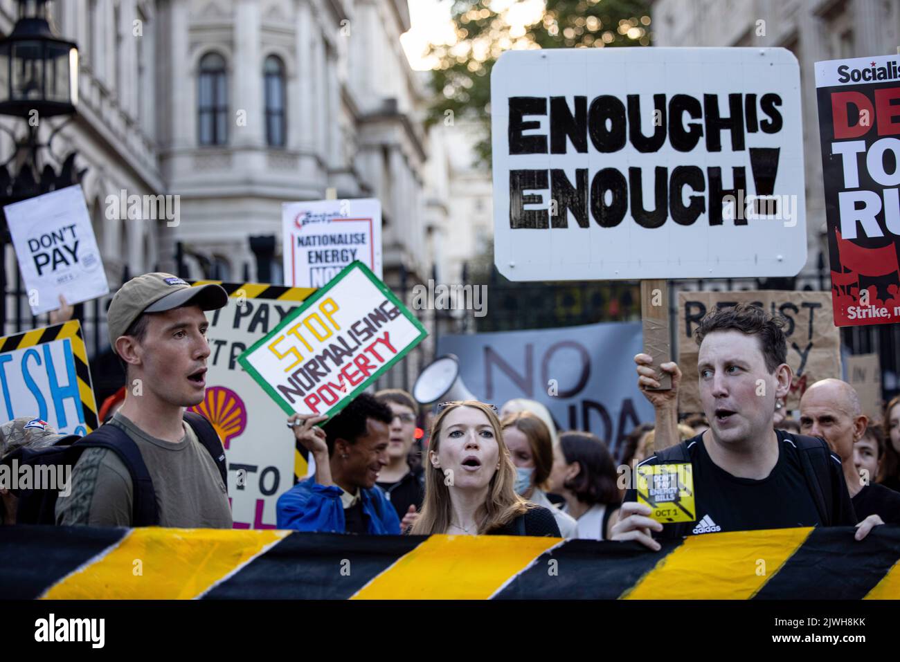 Londra, Regno Unito. 05th Set, 2022. I manifestanti dell'iniziativa 'Do't Pay UK' (DPUK) hanno visto con sé cartelli e slogan fuori Downing Street. I sostenitori delle iniziative 'Do't Pay UK' protestano fuori Downing Street il giorno in cui Liz Truss è stato eletto come il prossimo leader conservatore. Liz Truss dovrebbe assumere il controllo di Boris Johnson come prossimo primo ministro britannico e la sua prima priorità nazionale sarà quella di affrontare il costo della crisi con l’impennata delle bollette energetiche. (Foto di Hesther ng/SOPA Images/Sipa USA) Credit: Sipa USA/Alamy Live News Foto Stock