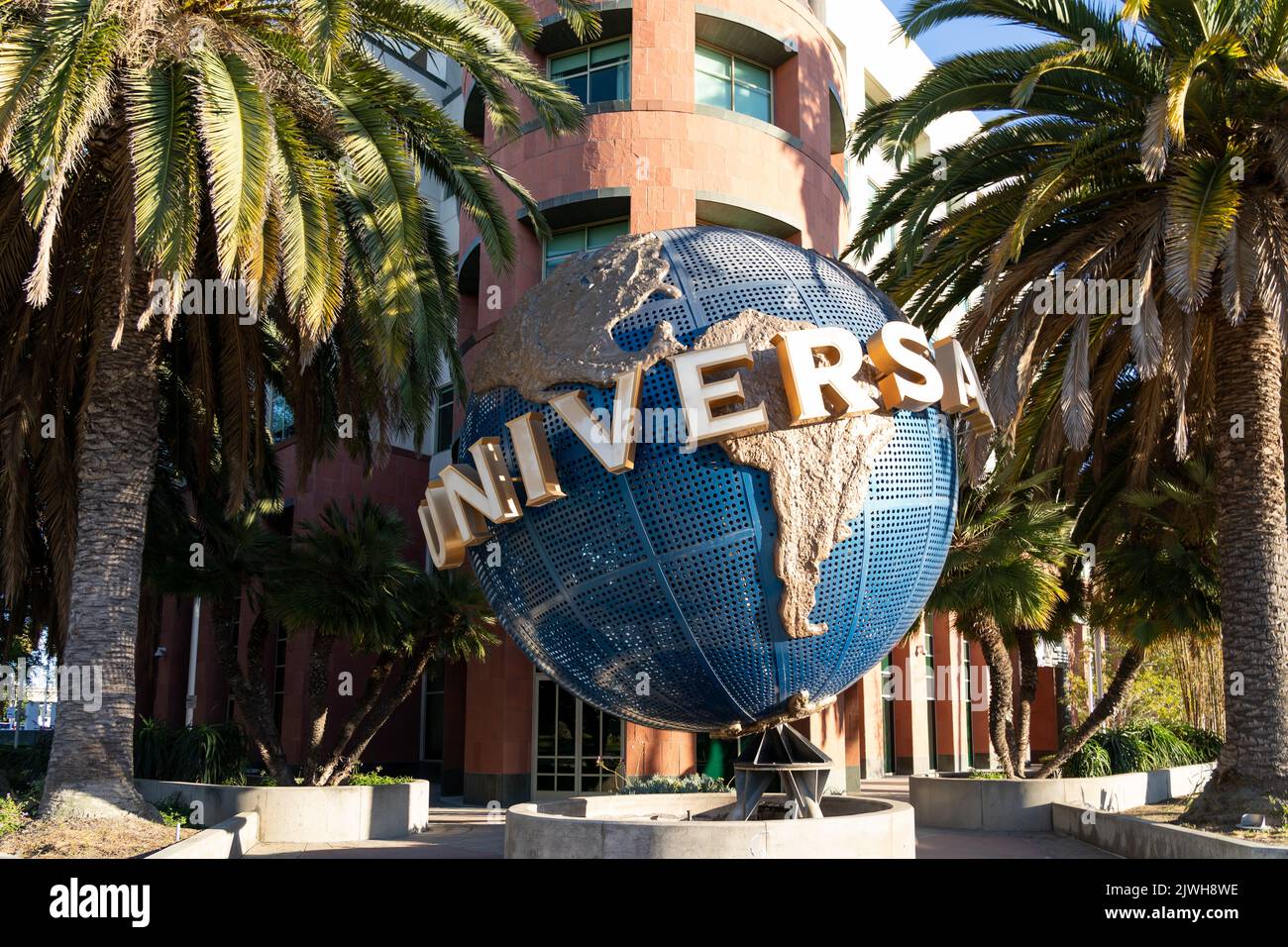 Santa Monica, CA, USA - 6 luglio 2022: Un segno del globo al di fuori della sede operativa dell'Universal Music Group a Santa Monica, California, Stati Uniti Foto Stock
