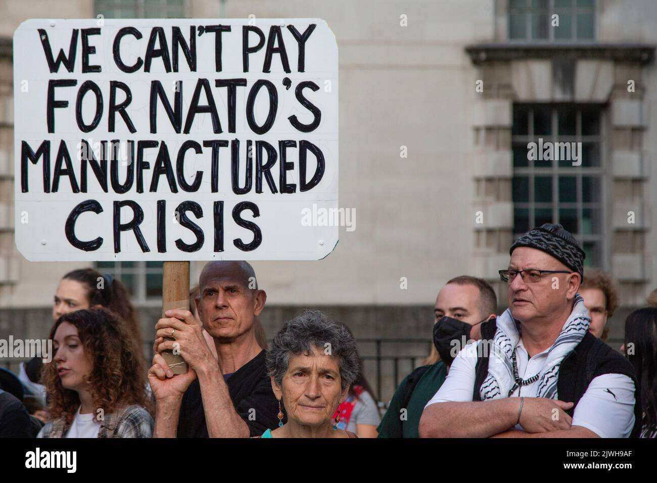 Londra, Regno Unito. 05th Set, 2022. I manifestanti hanno un cartello che dice "non possiamo pagare per la crisi prodotta dalla NATO" durante una dimostrazione "non pagare". La protesta di Do't Pay sta incoraggiando i sostenitori a cancellare i loro pagamenti di addebito diretto alle compagnie energetiche in massa il 1 ottobre. (Foto di Thabo Jaiyesimi/SOPA Images/Sipa USA) Credit: Sipa USA/Alamy Live News Foto Stock