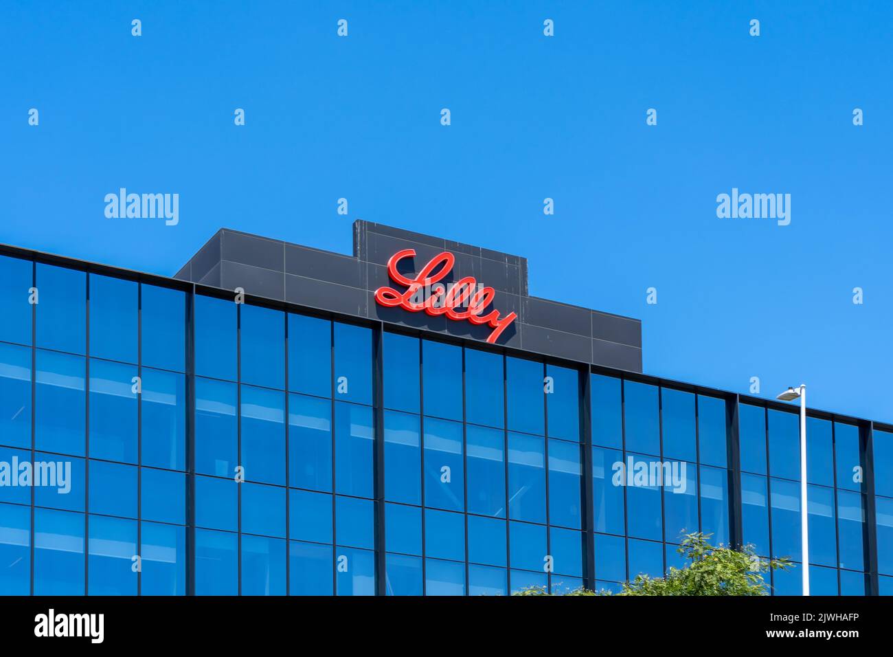 San Diego, California, Stati Uniti - 9 luglio 2022: Lilly firma sull'edificio presso il suo Biotechnology Center di San Diego, California, USA. Foto Stock