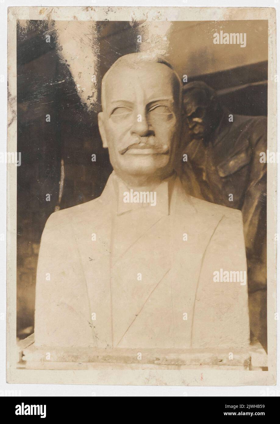 «Poiersie Ignacego Mościckiego» [busto di Ignacy Mościcki] - scultura di Olga Niewska. Vista in faccia della scultura [sullo sfondo - Monumento di Józef Piłsudski dall'anno 1926]. Sconosciuto, fotografo Foto Stock