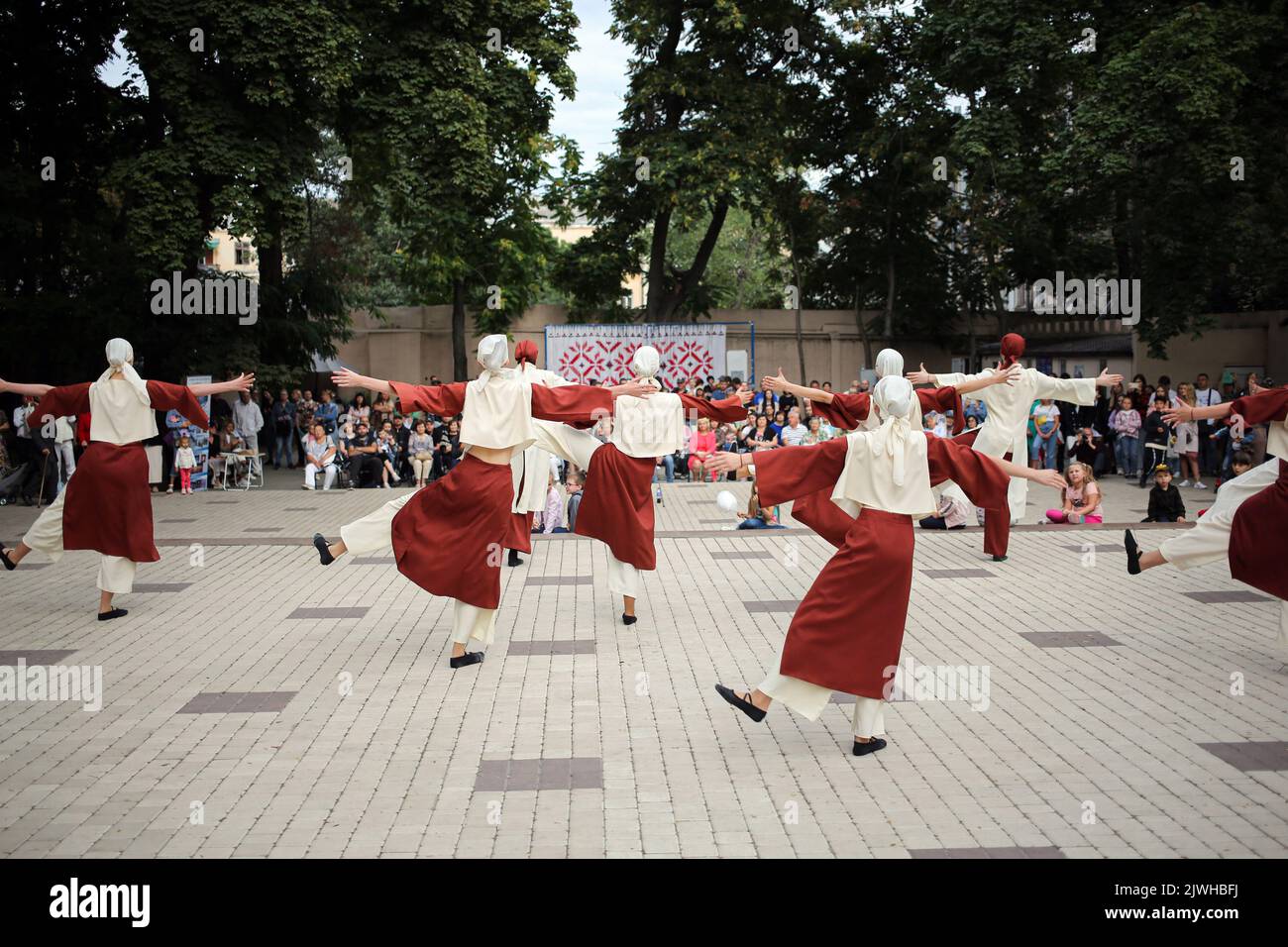 Odessa, Ucraina. 04th Set, 2022. Gli studenti del centro cittadino di Odessa di Arte coreografica hanno visto esibirsi al Summer Theater Gorsad. Il 4 settembre 2022, al Summer Theater 'Gorsad' si è svolta una performance da parte degli studenti del centro cittadino di Odessa di Arte coreografica. Durante la performance, al pubblico è stata mostrata una varietà di danze. Credit: SOPA Images Limited/Alamy Live News Foto Stock