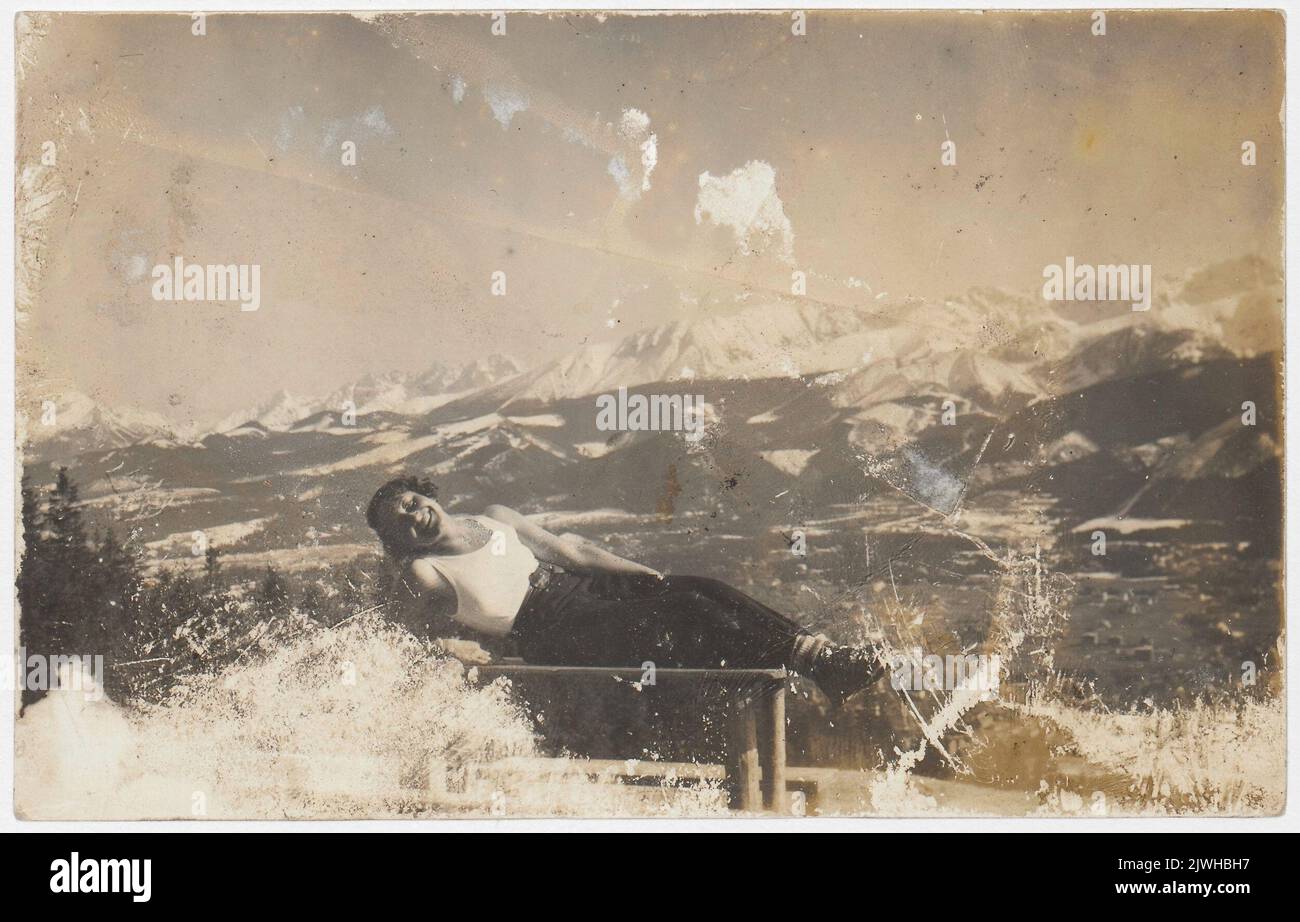 Olga Niewska nei Monti Tatra (sulla Gubałówka ?), prendendo il sole su una panchina, in inverno.. Sconosciuto, fotografo Foto Stock