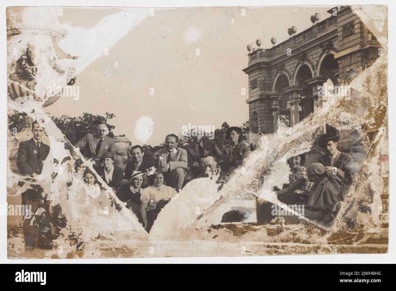 Olga Niewska in un gruppo di donne e uomini durante un'escursione (?), di fronte ad un edificio storico.. Sconosciuto, fotografo Foto Stock