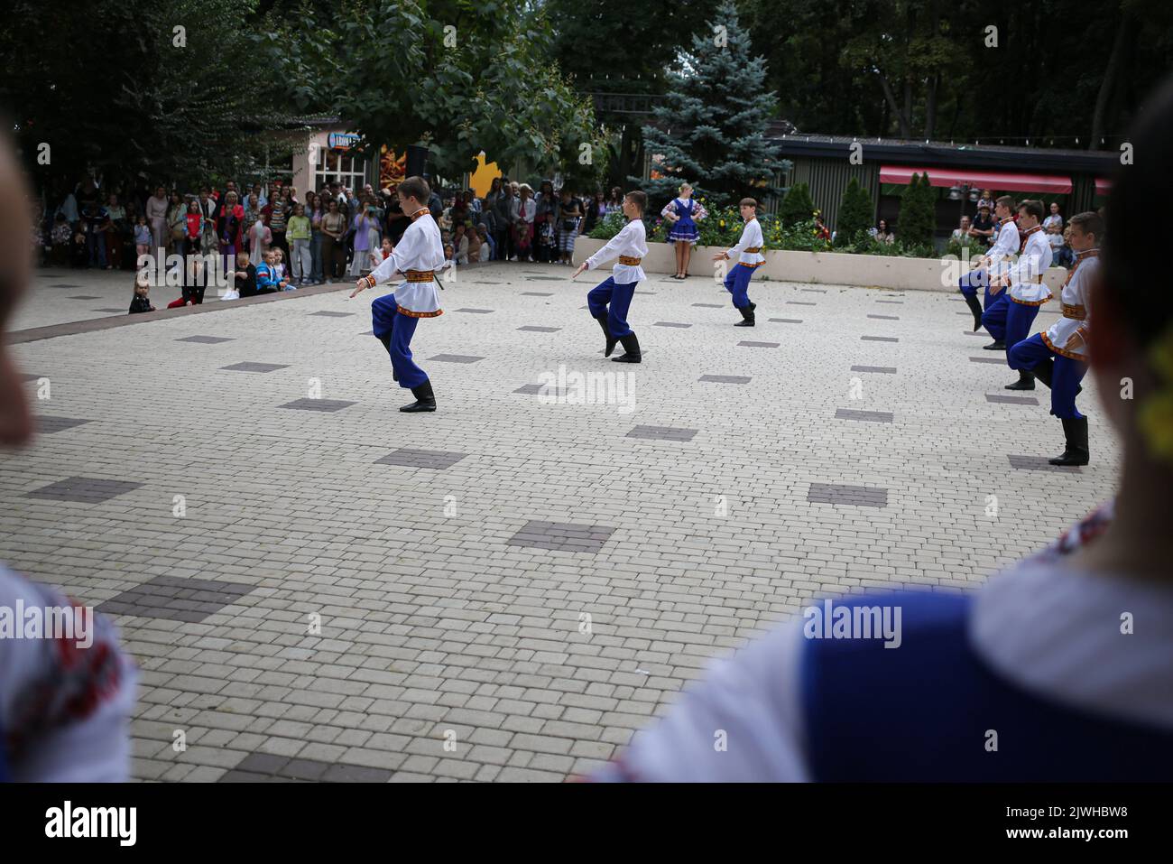 Odessa, Ucraina. 04th Set, 2022. Gli studenti del centro cittadino di Odessa di Arte coreografica hanno visto esibirsi al Summer Theater Gorsad. Il 4 settembre 2022, al Summer Theater 'Gorsad' si è svolta una performance da parte degli studenti del centro cittadino di Odessa di Arte coreografica. Durante la performance, al pubblico è stata mostrata una varietà di danze. (Foto di Viacheslav Onyshchenko/SOPA Images/Sipa USA) Credit: Sipa USA/Alamy Live News Foto Stock