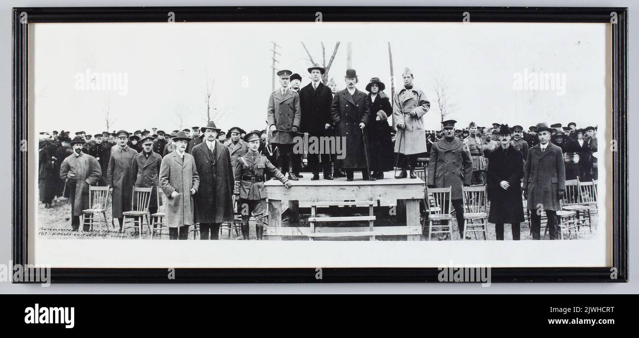 Volontari polacchi, Ignace Paderewski, Rev. Col. J.J. Dekowski. 1917 - Niagara-on-the-Lake, Ontario [Ignacy Jan Paderewski con la moglie Helena durante una visita al campo di addestramento dell'esercito polacco Tadeusz Kosciuszko, campo di addestramento per volontari polacchi per l'esercito?????????????????????????? . Panoramic Camera Co. (Toronto ; Zakład fotografica ; fl. CA 1917), studio fotografico Foto Stock