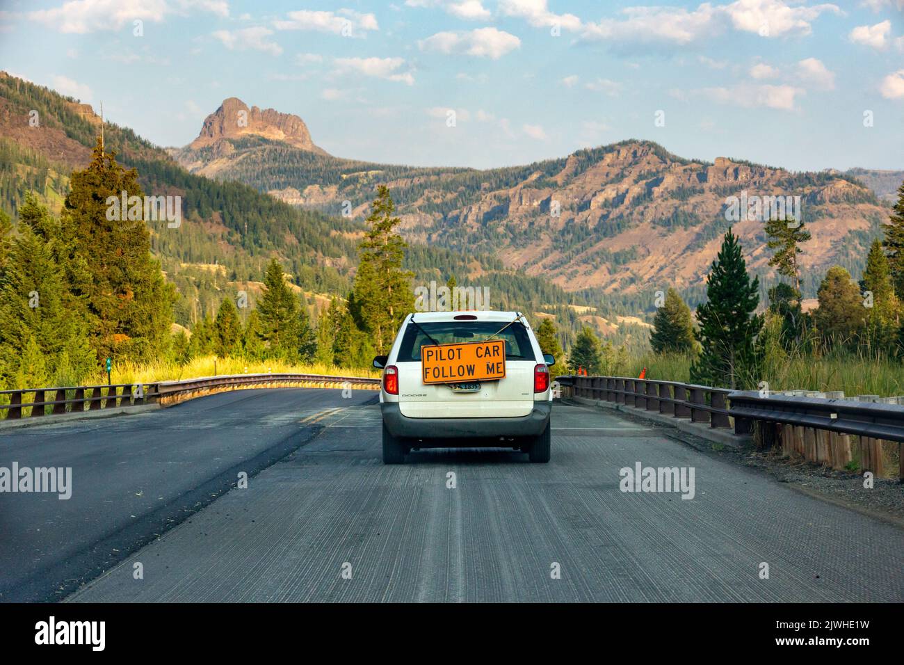 Pilota auto con istruzioni per seguire me attraverso il traffico a corsia singola di un cantiere autostradale vicino all'ingresso est del parco nazionale di Yellowstone Foto Stock