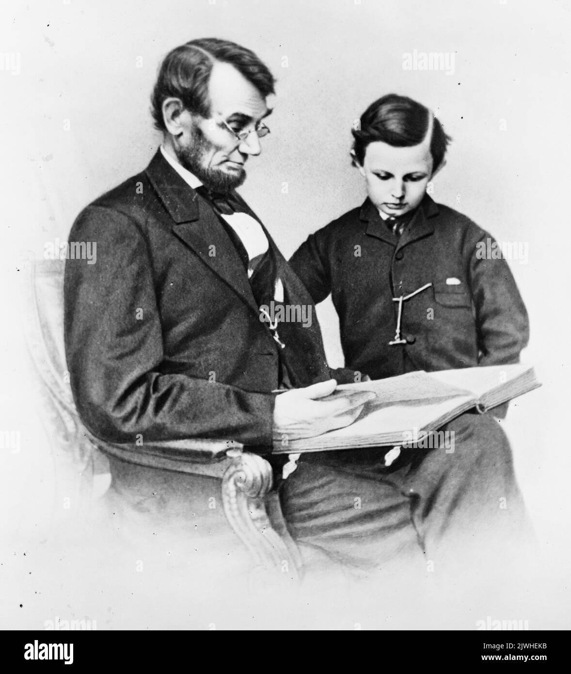 1864 foto del presidente Abraham Lincoln con il figlio più giovane, Thomas (conosciuto come Tad o Taddeo). Tad Lincoln morirebbe a 18 anni per cause sconosciute, forse per tubercolosi Foto Stock