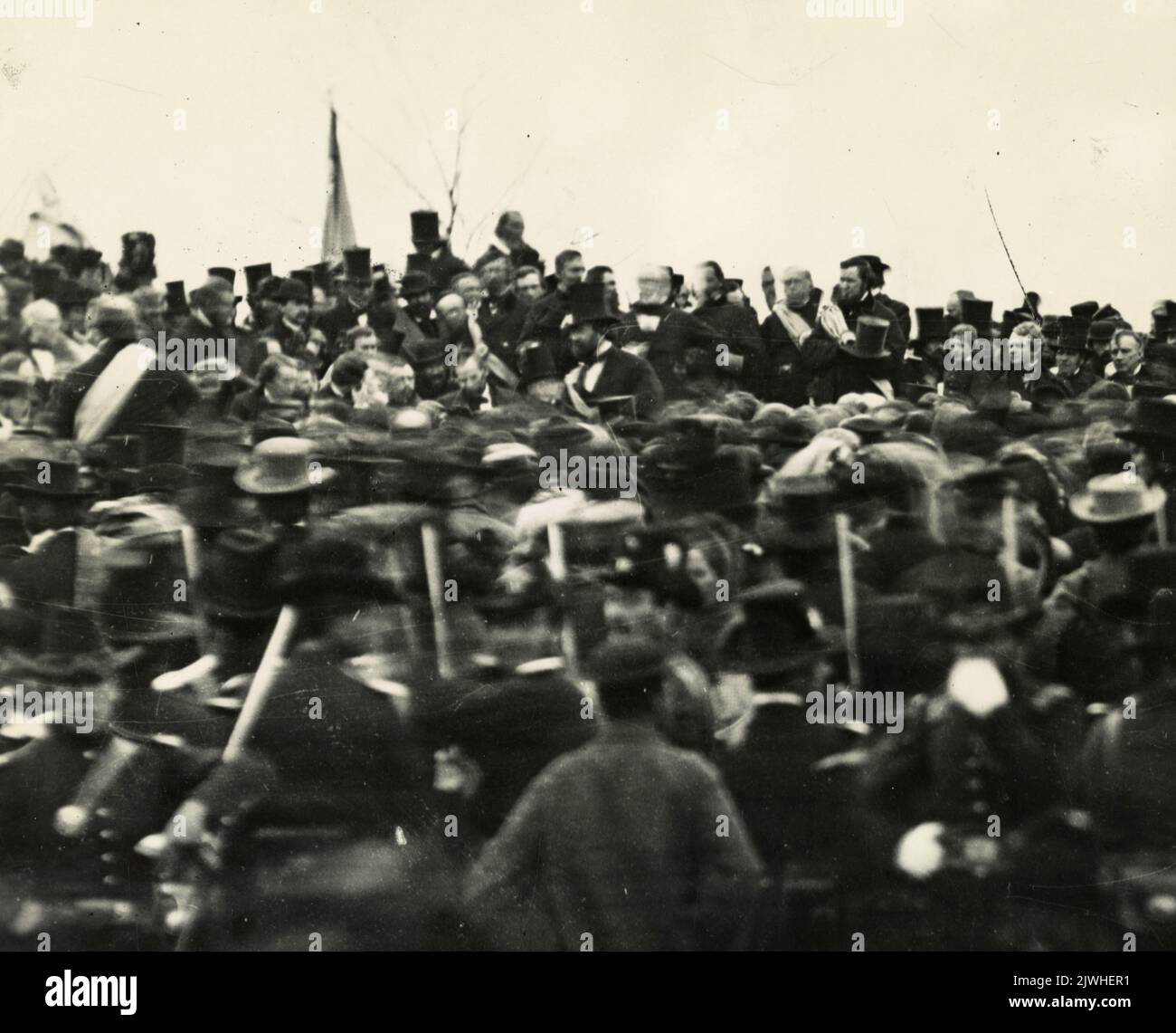 Presidente Abraham Lincoln a Gettysburg il 19 novembre 1863. Circa tre ore dopo, ha tenuto il discorso di Gettysburg, uno dei discorsi più conosciuti nella storia americana. Vedere l'immagine 2JWHER0 per la stessa immagine con Lincoln identificata da un quadrato rosso. Foto Stock