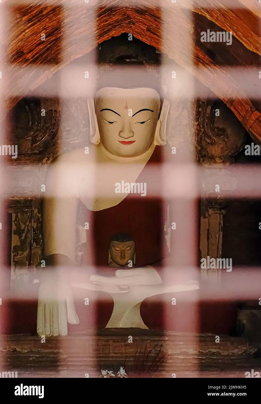 Bagan, Myanmar. 13th ago, 2022. Una statua di Buddha in uno dei templi di Bagan. 'Città di mille pagode' si chiama Bagan. Il sito patrimonio dell'umanità è considerato uno dei più importanti siti di templi in tutto il sud-est asiatico. Per molti in Myanmar, il turismo era la principale fonte di reddito. Dopo il colpo di stato militare, nessuno viene più - e la disperazione è grande. (A dpa: Pagode orfane a Bagan: Myanmar e la fine del sogno turistico) Credit: Sai Nyi Phyu/-/dpa/Alamy Live News Foto Stock