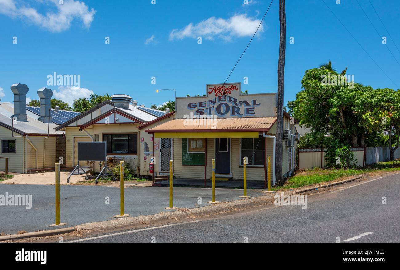 L'Alligator Creek General Store su Hay Point Road, vicino a Mackay, Queensland settentrionale, ora chiuso. Foto Stock