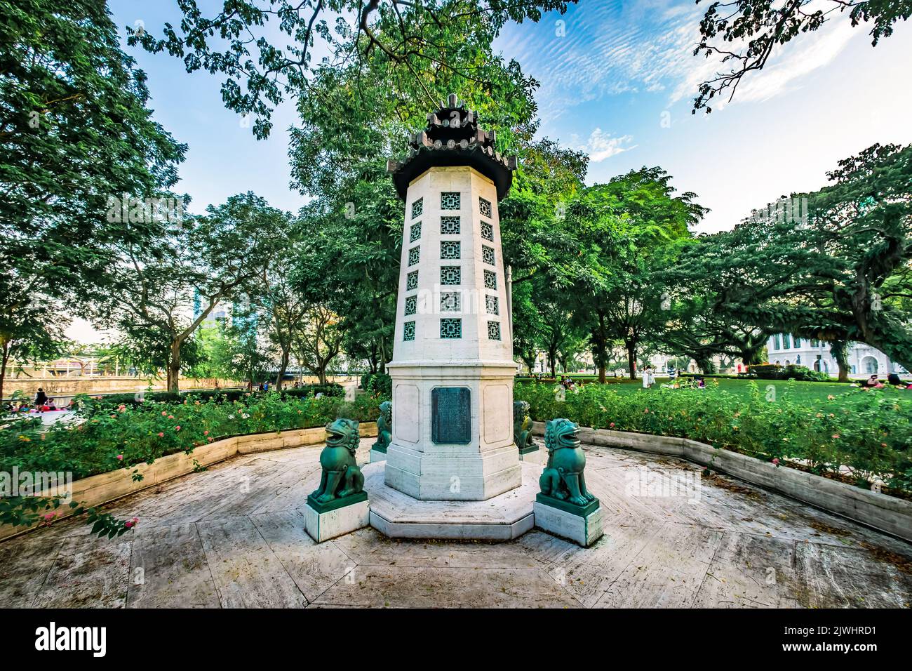 LIM Bo Seng Memorial, un memoriale di guerra ottagonale simile a una pagoda all'Esplanade Park, Singapore. Foto Stock