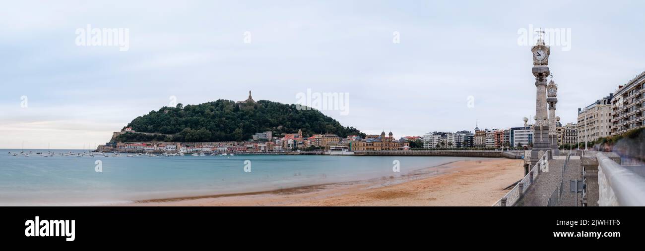 Vista panoramica della baia di la Concha e del monte Urgull, San Sebastian Donostia con la costa della città e case sul lungomare, Paesi Baschi, Spagna Foto Stock