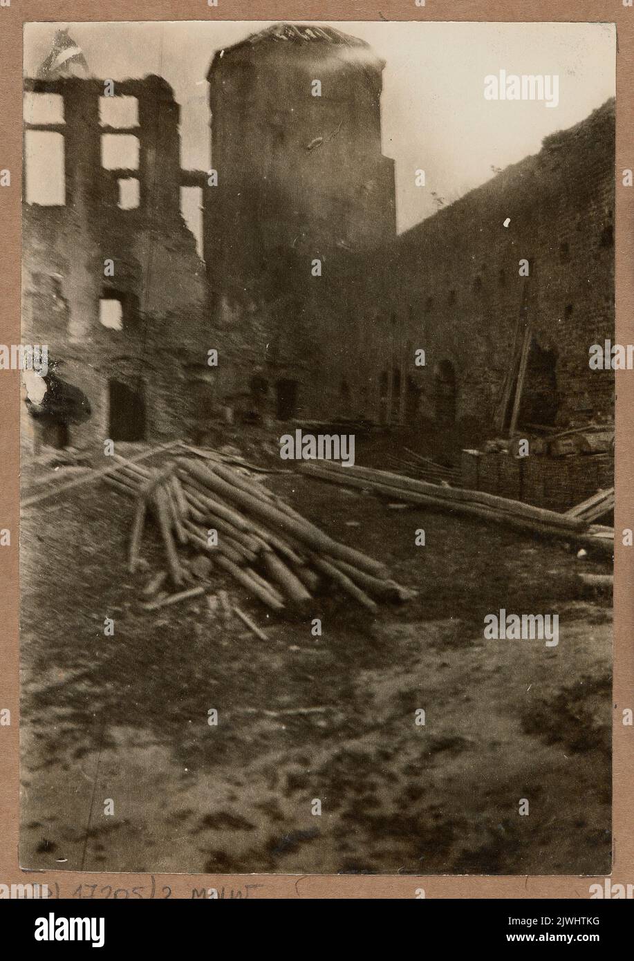 Mir (Bielorussia). Castello – vista dei materiali da costruzione nel cortile. Sconosciuto, fotografo Foto Stock