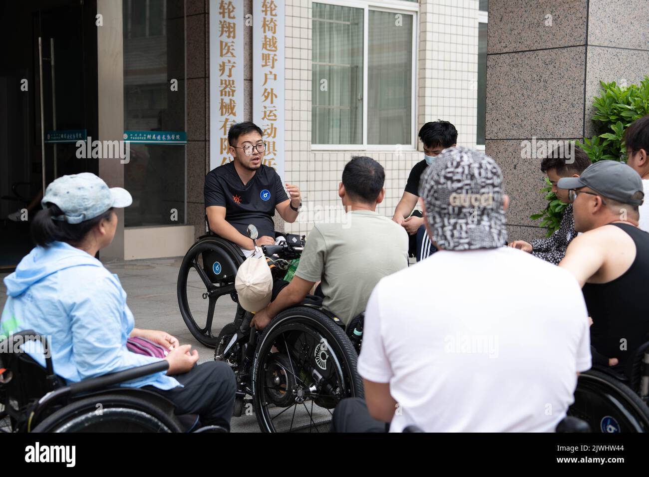 (220906) -- CHENGDU, 6 settembre 2022 (Xinhua) -- He Peng ha un incontro con i suoi compagni 'ruote-compagni' prima del loro viaggio nella Regione Autonoma del Tibet, a Chengdu, provincia sudoccidentale del Sichuan, il 16 luglio 2022. Nato a Mianyang, nella provincia del Sichuan, nel sud-ovest della Cina, He Peng, 38 anni, ha subito una lesione del midollo spinale in un incidente automobilistico nel 2005, lasciandolo paraplegico dal collo verso il basso. Nel corso degli anni, è riuscito a realizzare una serie di corsi di riabilitazione. La prima sfida per i pazienti con lesioni del midollo spinale è quella di recuperare la loro capacità di prendersi cura di se stessi, ha detto Peng. Lo ha preso 5 Foto Stock