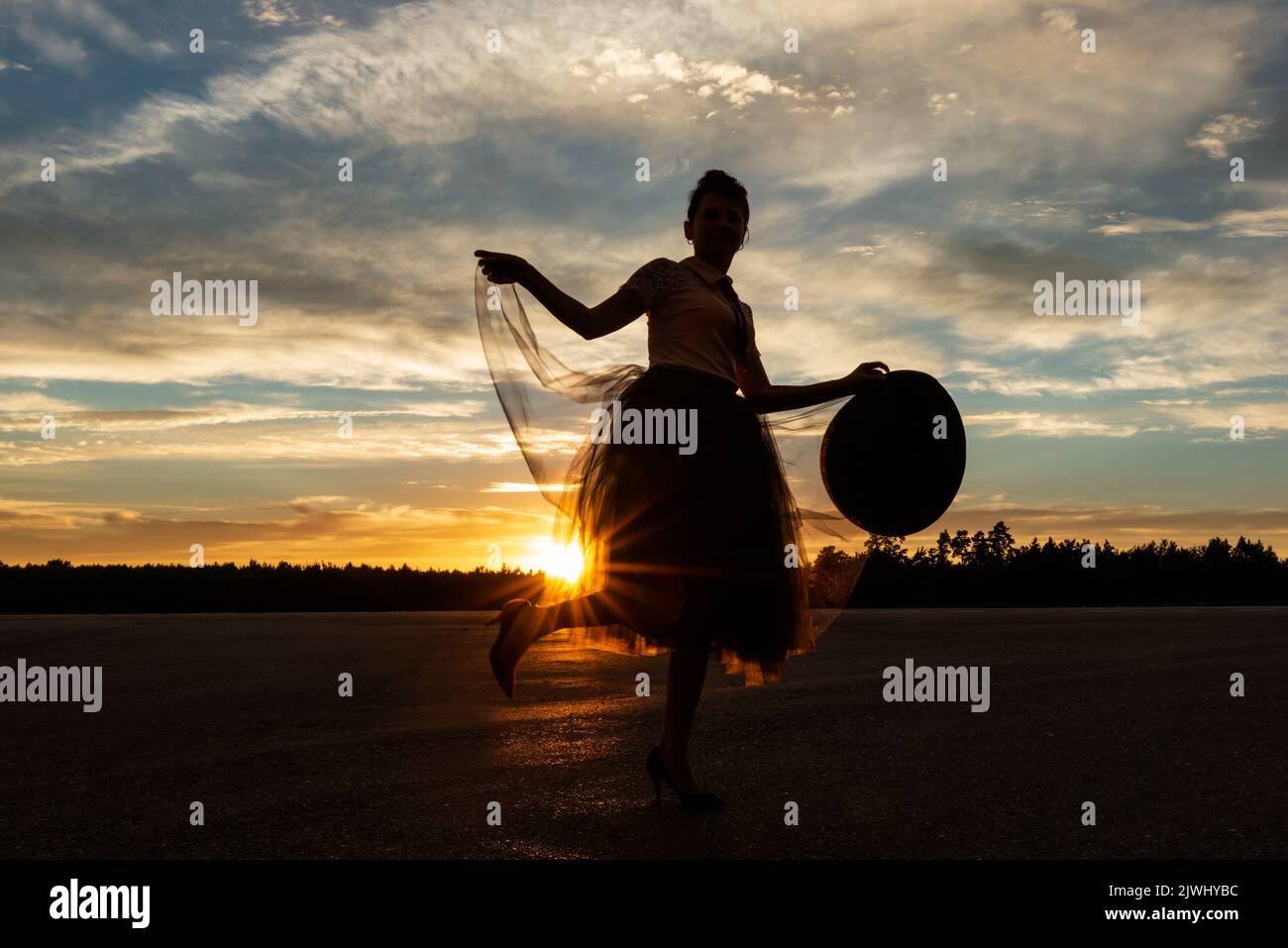Alla fine del festival del tramonto nella favolosa foresta, la fata si fermò per un momento e sorrise alla macchina fotografica Foto Stock