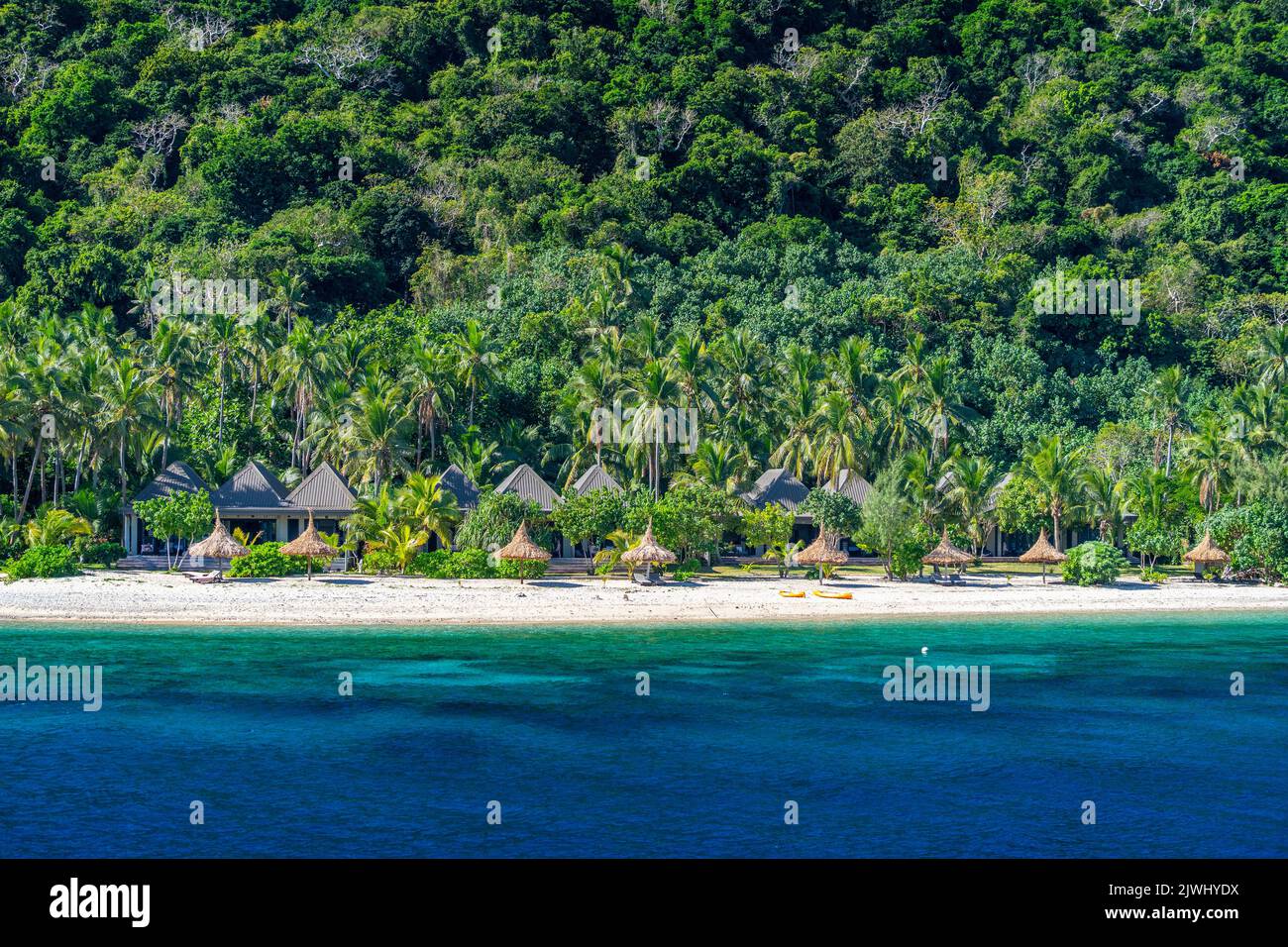 Bungalows sulla spiaggia a località turistica, Isole Yasawa, Figi Foto Stock