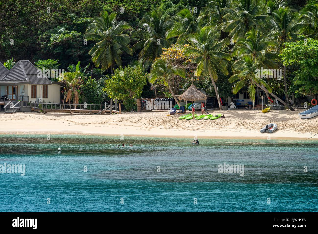 Bungalows sulla spiaggia a località turistica, Isole Yasawa, Figi Foto Stock