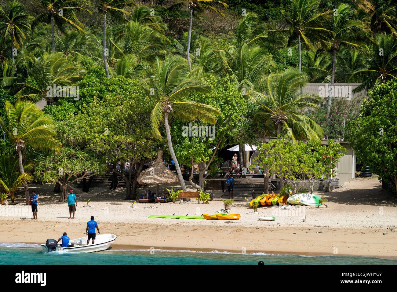 Piccole barche che trasportano gli ospiti alla località turistica, alle Isole Yasawa, alle Fiji Foto Stock