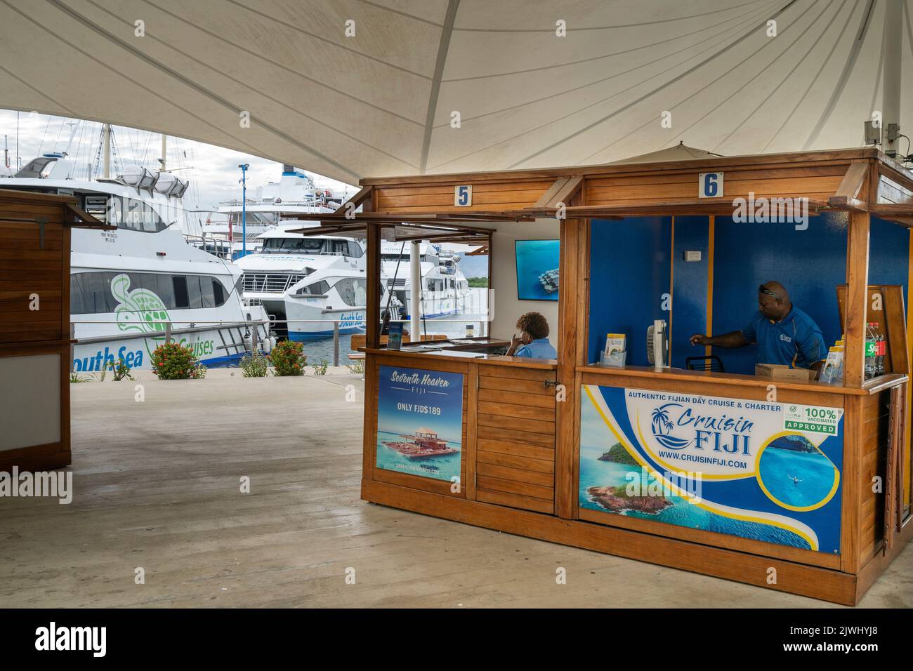 Piccole cabine in legno per tour operator, Port Denarau Marina, Figi Foto Stock