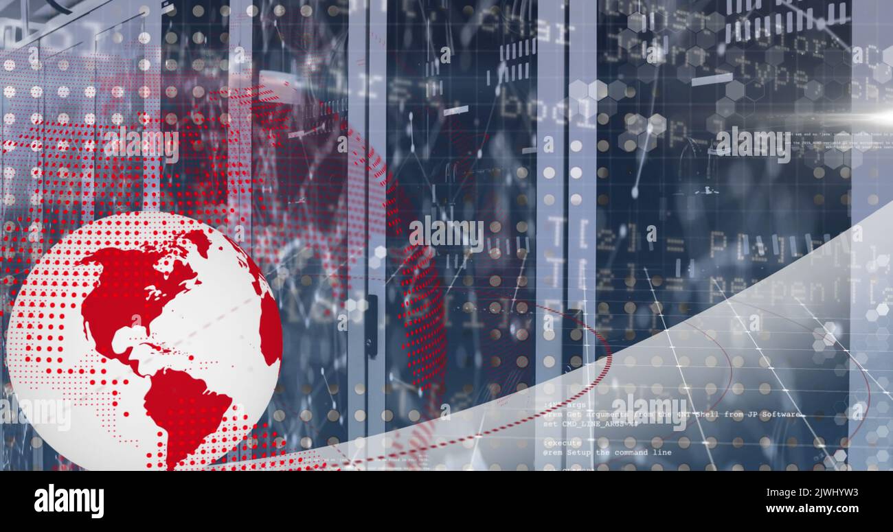 Immagine del globo rotante, della rete di connessioni e dell'elaborazione dei dati nella sala server del computer Foto Stock