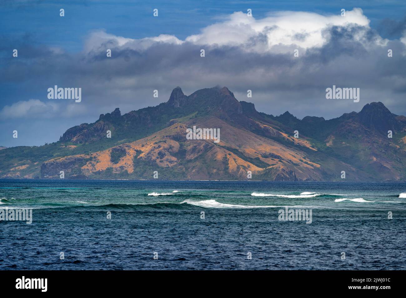Aspre vette vulcaniche montuose dell'Isola di Waya, delle Isole Yasawa, delle Fiji Foto Stock