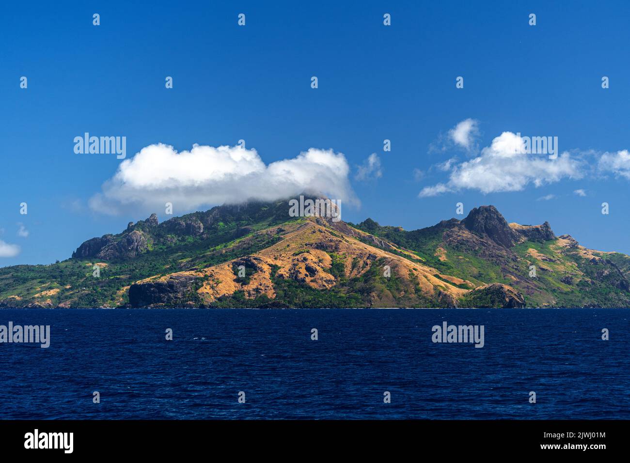 Aspre vette vulcaniche montuose dell'Isola di Waya, delle Isole Yasawa, delle Fiji Foto Stock