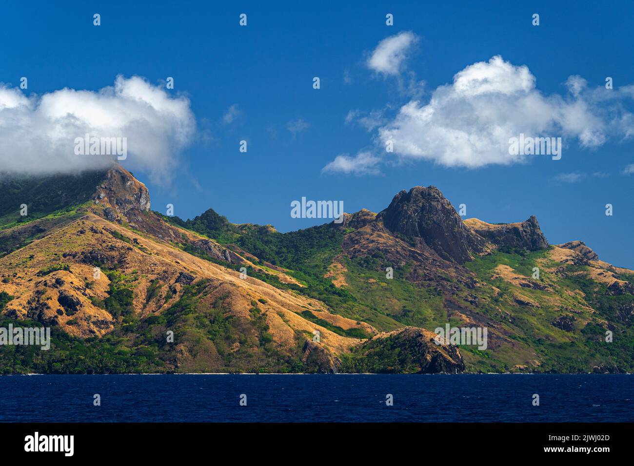 Aspre vette vulcaniche montuose dell'Isola di Waya, delle Isole Yasawa, delle Fiji Foto Stock
