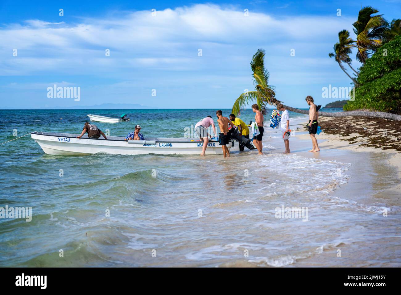 Gruppo di turisti a bordo di una piccola barca per un viaggio di snorkeling, Nanuya Lai Island, Yasawa Islands, Fiji Foto Stock