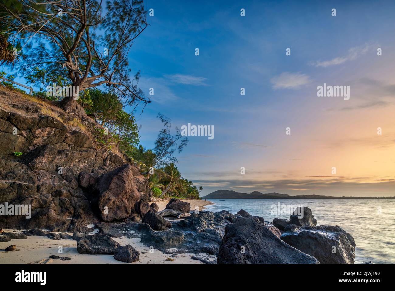 Scogliera rocciosa sulla spiaggia di Nanuya Lai Island Yasawa Islands, Fiji Foto Stock