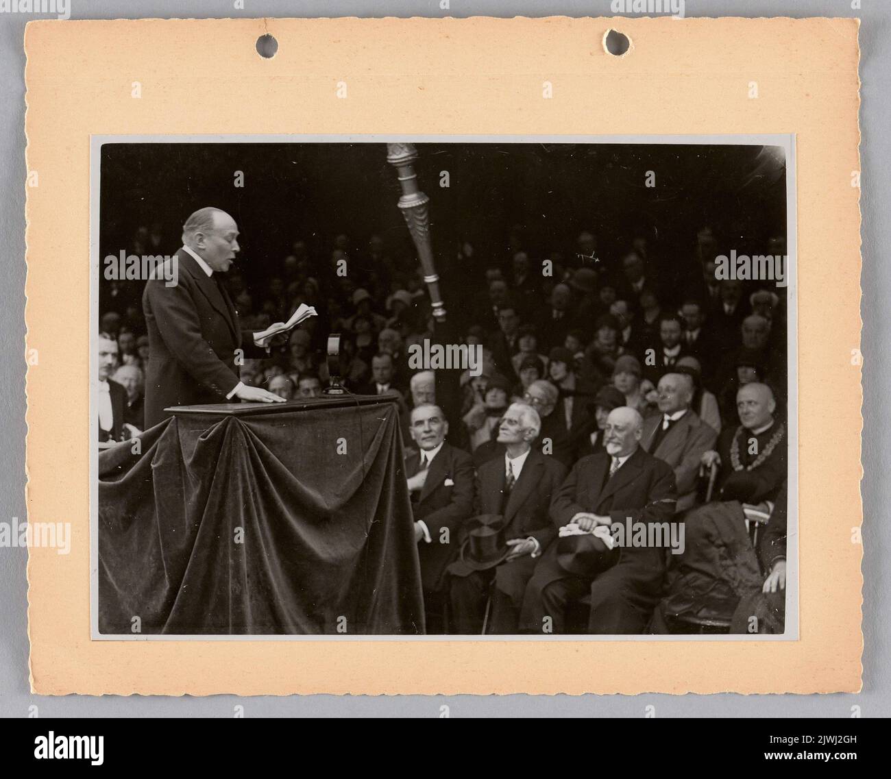 I leader di Parigi ad una conferenza ; fotografia dall'album che commemora la presentazione del monumento di Adam Mickiewicz a Parigi. Londynski S., Parigi, fotografo Foto Stock