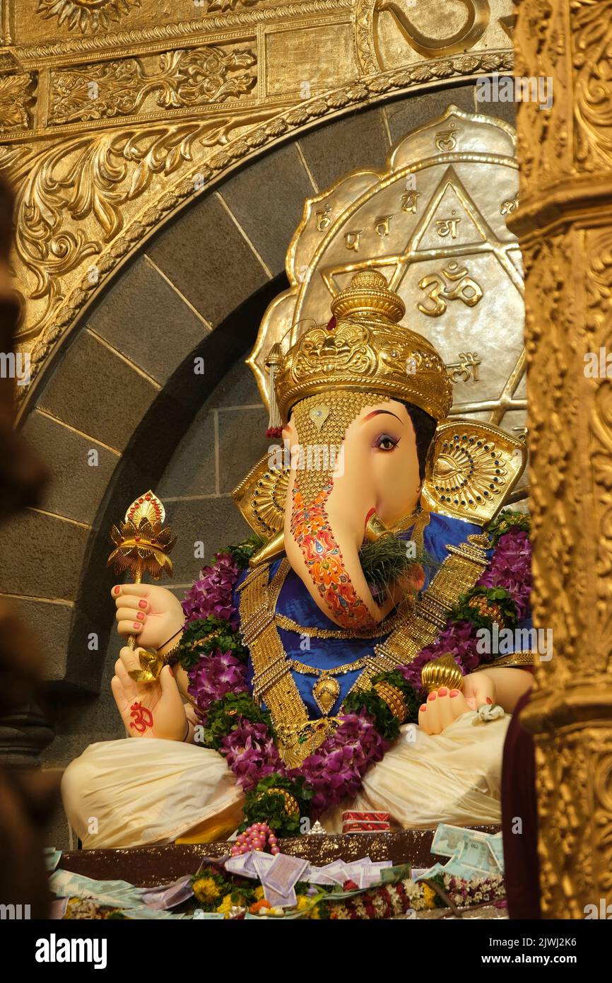 02 settembre 2022, Pune, Maharashtra, India, bella scultura di Lord Ganesh chiamato Babu genu Ganapati pandal vicino Mandai posizione durante Ganesh Foto Stock