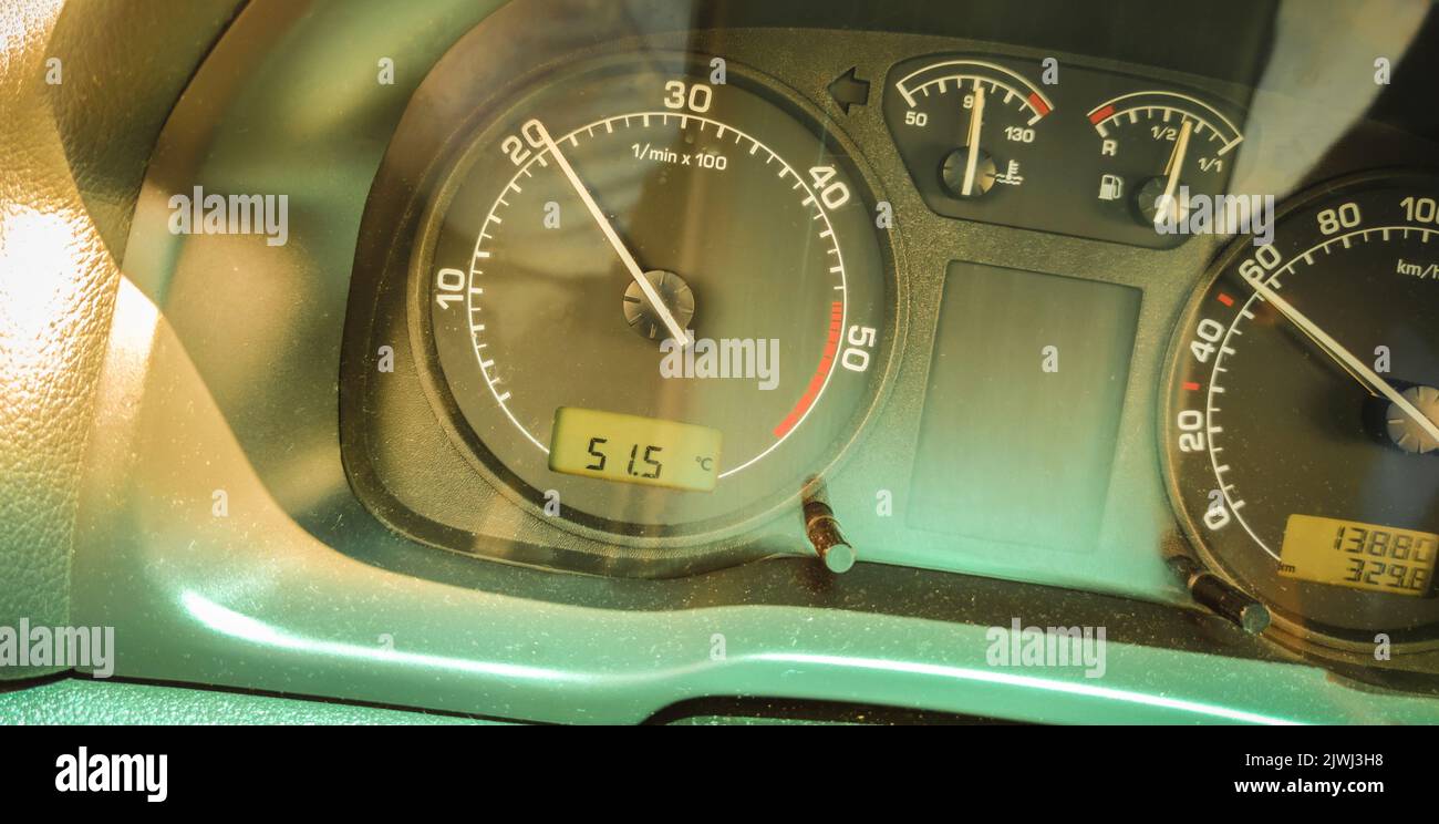 Car thermometer immagini e fotografie stock ad alta risoluzione - Alamy