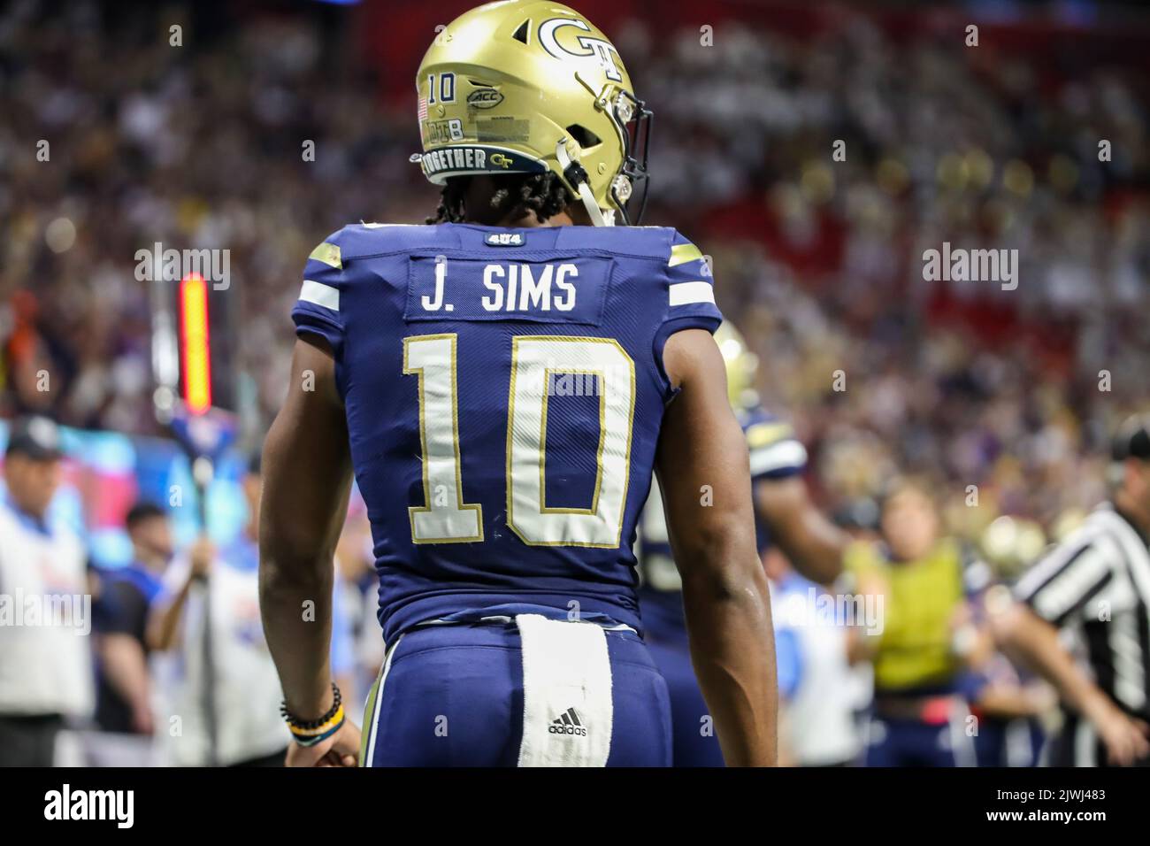 Atlanta, GA - 5 SETTEMBRE: Il quarterback dei Georgia Tech Yellow Jackets Jeff Sims (10) durante la partita di calcio d'inizio tra Clemson e Georgia Tech il 5 settembre 2022 ad Atlanta, GA. (Jevone Moore/immagine dello sport) Foto Stock