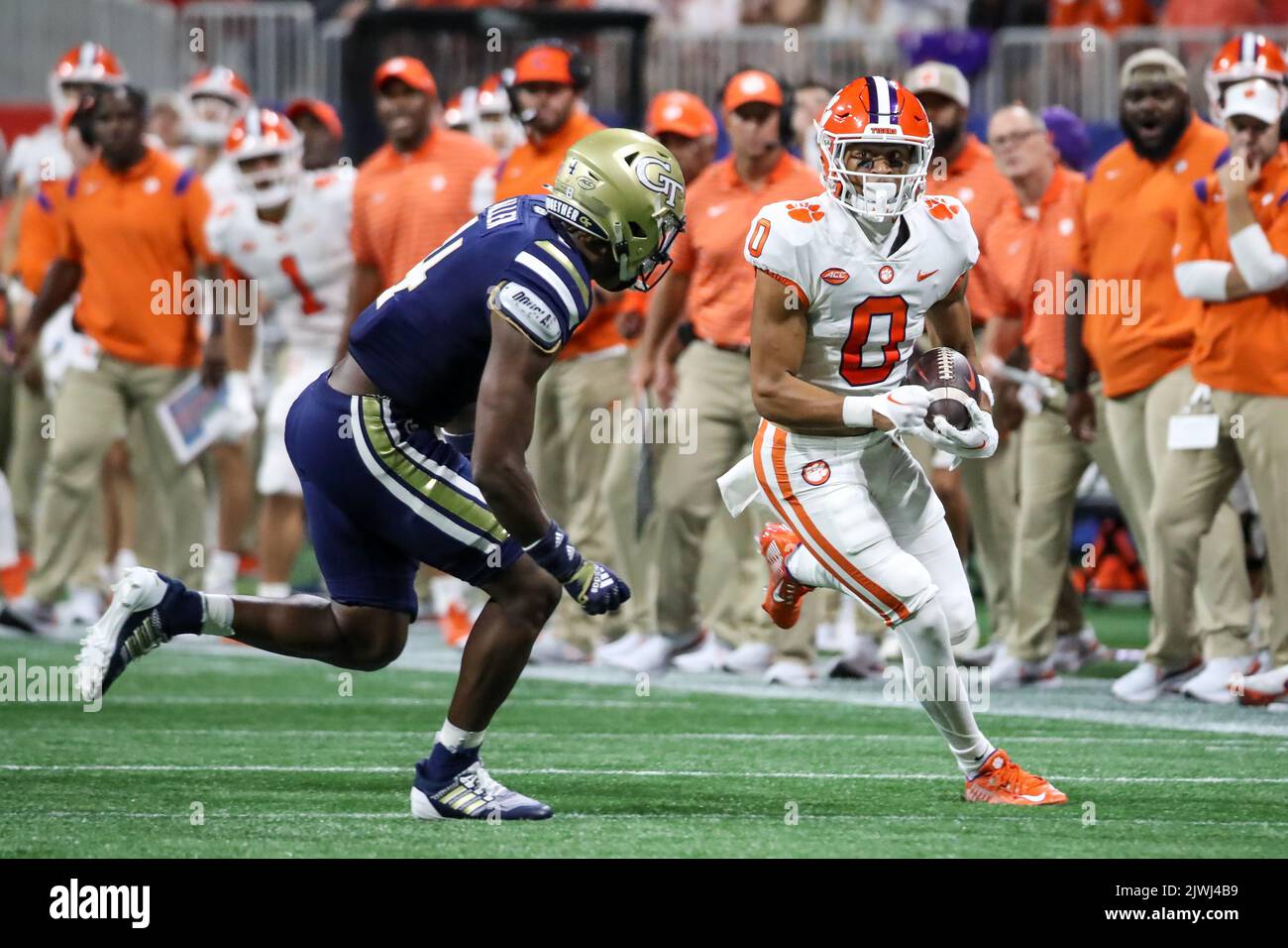 Atlanta, GA - 05 SETTEMBRE: Il wide receiver dei Clemson Tigers Antonio Williams (0) durante la partita di calcio d'inizio tra Clemson e Georgia Tech il 5 settembre 2022 ad Atlanta, GA. (Jevone Moore/immagine dello sport) Foto Stock