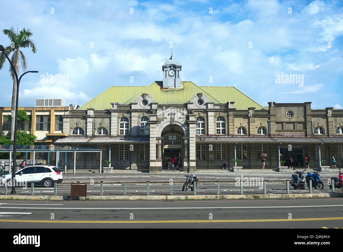 Hsinchu, Taiwan - 15 agosto 2022: La facciata della stazione ferroviaria nella città di Hsinchu, Taiwan. Foto Stock