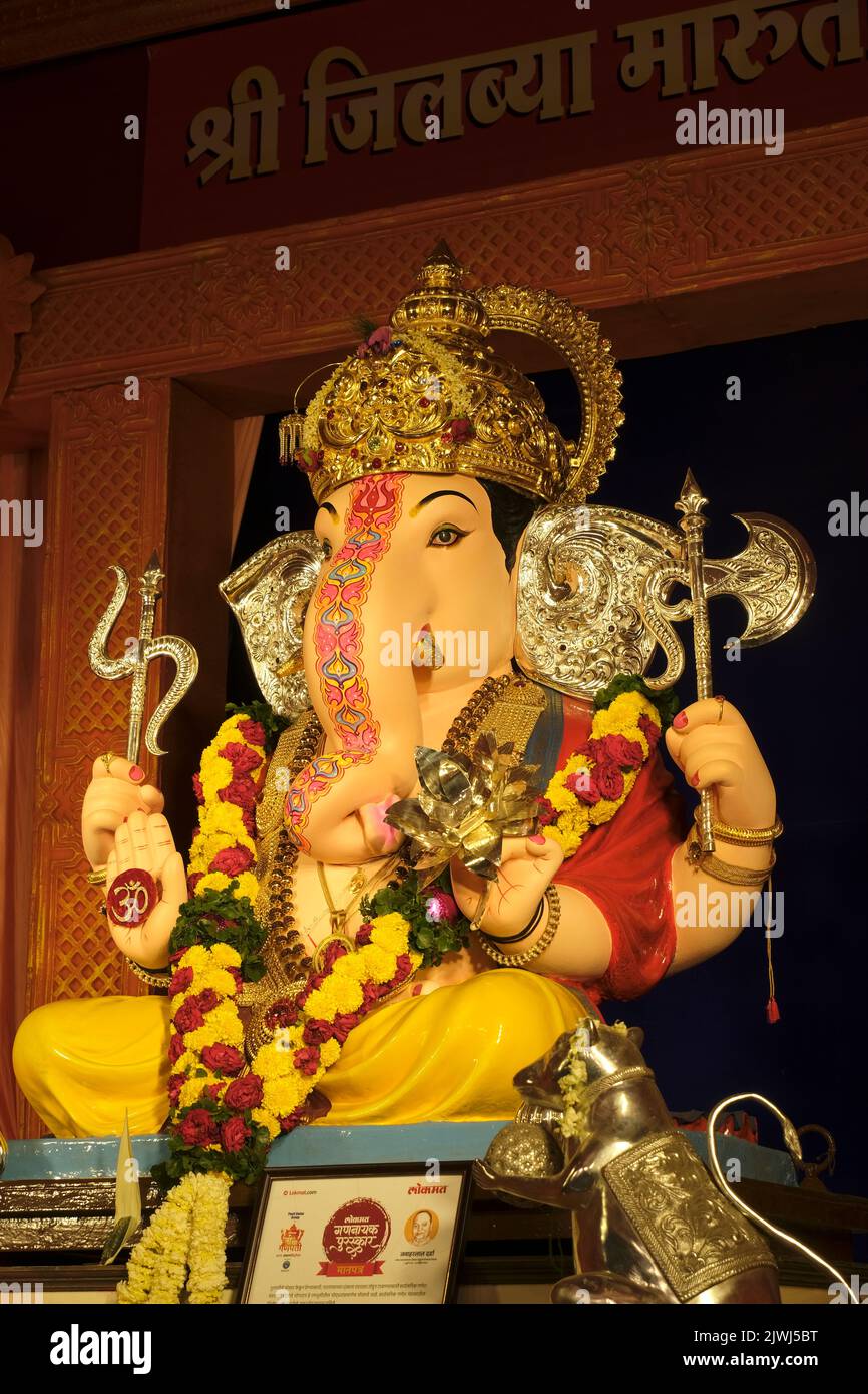 Pune, Maharashtra, India, 2 settembre 2022, bellissimo idolo di Lord Ganesh installato da Jilbya Maruti Mandal Trust Ganapati durante il festival Ganesh 2022 Foto Stock