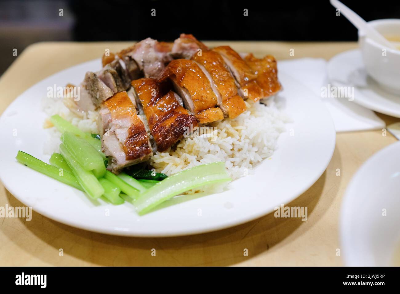 Un piatto di anatra arrosto con riso e verdure al vapore al BBQ One, un ristorante cantonese a Eastwood, Sydney, Australia Foto Stock